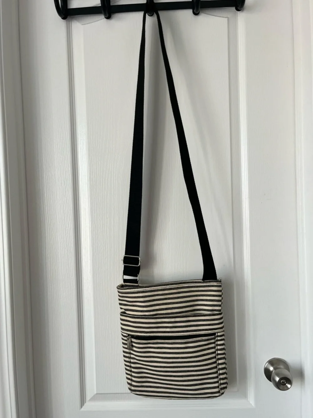 THIRTY-ONE Striped Crossbody Bag Black White Adjustable Strap EUC - Picture 9 of 10